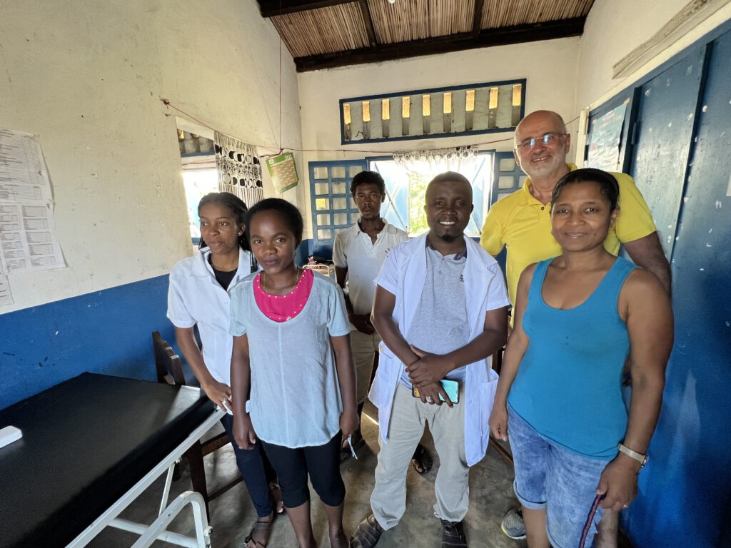 Angestellte der Krankenstation Ambalabe mit Tanora-Delegation